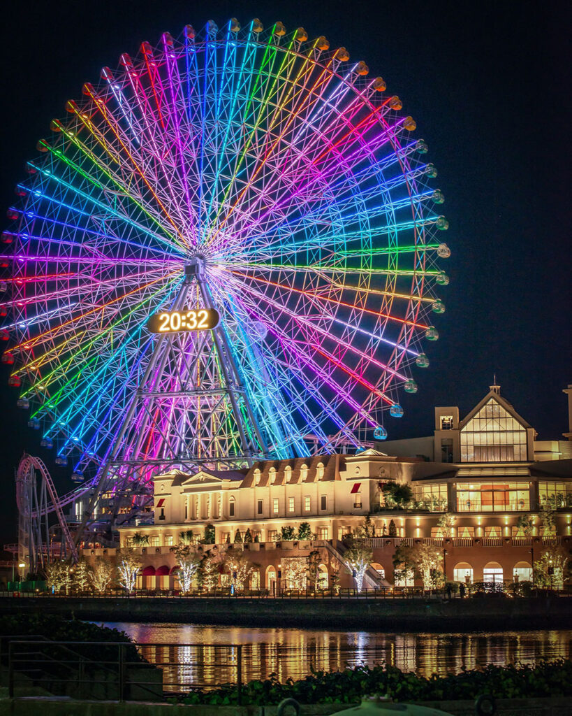 夜の日本丸メモリアルパークから見た結婚式場と観覧車