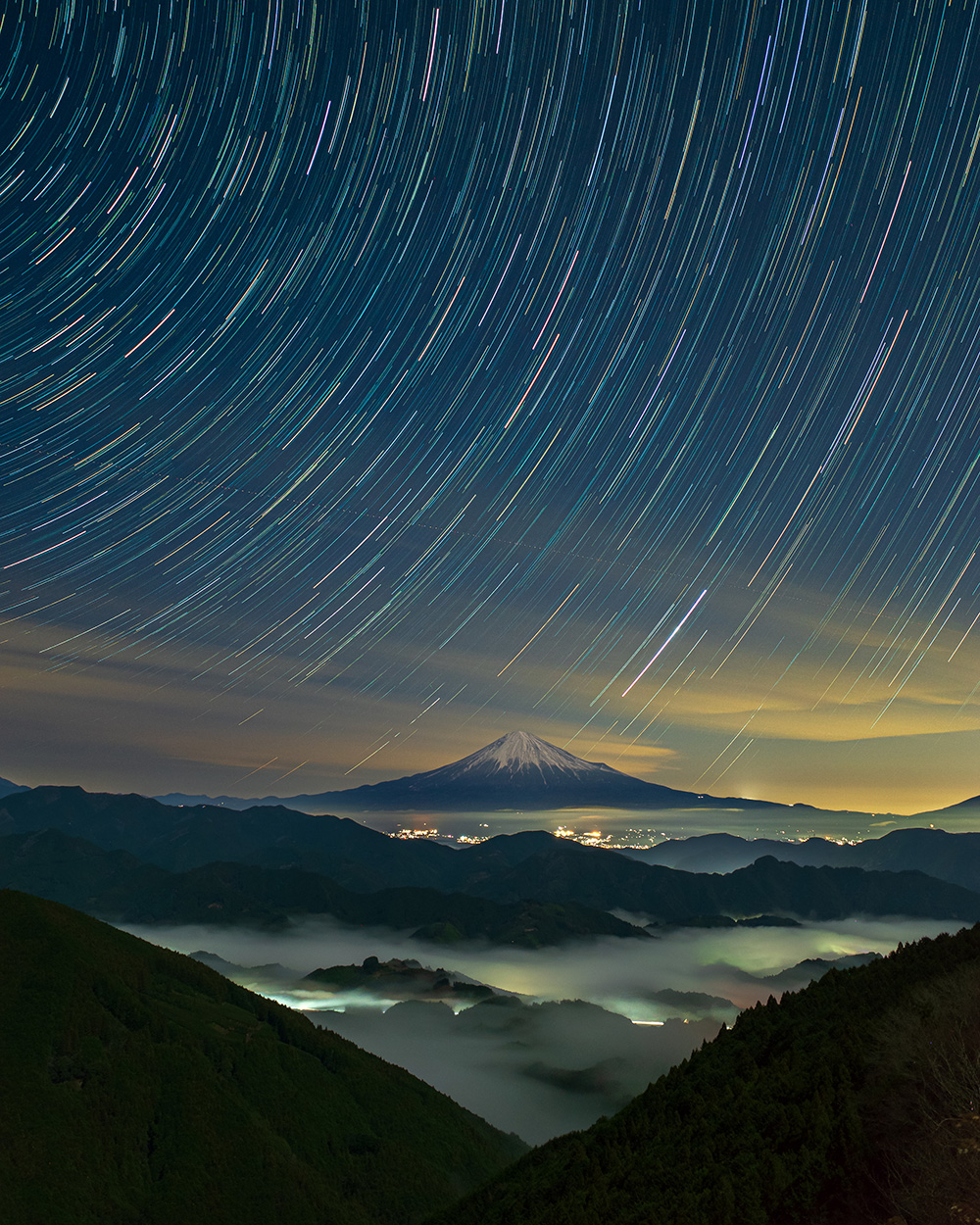 星の軌跡を描く：天体写真の比較明合成