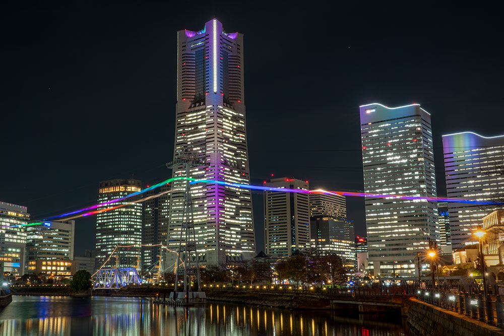 汽車道で夜景と海風を感じながらロマンチックな夜の散歩を楽しむ